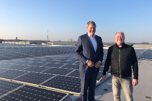 Wethouder Willem Posthouwer en CDBZ-voorzitter Zoltan Hunor op het dak van Hitachi Vantara